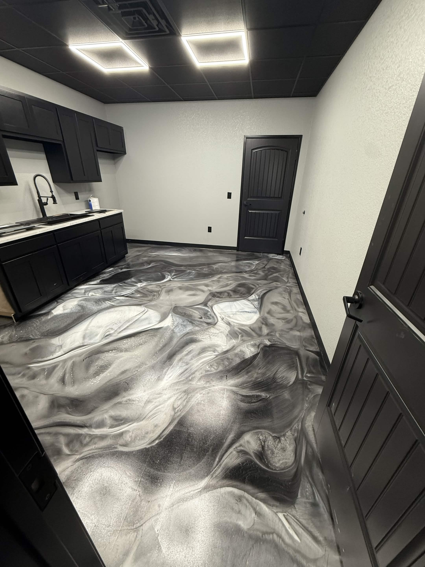 Black and silver metallic floor in a furnished break room